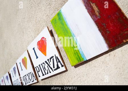 PIENZA, Italia - 10 Aprile 2017: decorazione ceramica in forma di bandiera di Italia e la scritta I LOVE PIENZA sul walll nella città vecchia torta Foto Stock