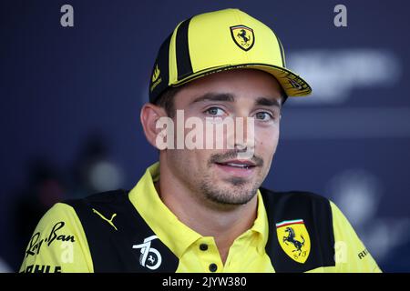 Charles Leclerc della Scuderia Ferrari partecipa alla Drivers Press Conference in anteprima in vista del Gran Premio d'Italia F1. Foto Stock