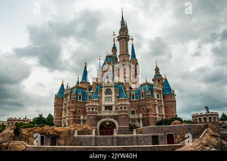 Incantato Castello Storybook presso Shanghai Disneyland nella Nuova Area di Pudong, Shanghai, Cina. Foto Stock