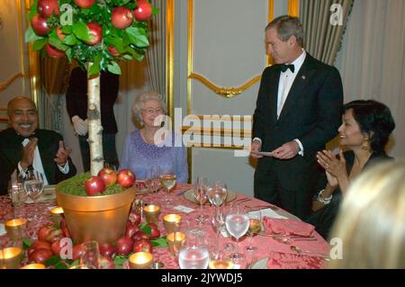 Il presidente degli Stati Uniti George W. Bush brinda sua Maestà la Regina Elisabetta durante una cena di ringraziamento a Winfield House, la residenza degli Stati Uniti Ambassadors, a Londra Giovedì, 20 novembre 2003. Con sua Maestà e il presidente sono presenti il Dr. Walter Massey, presidente del Morehouse College in Georgia, a sinistra, e Lady Shakira Caine, moglie dell'attore Michael Caine. Non sono raffigurati Laura Bush, il Principe Filippo, Duca di Edimburgo, e il Principe Carlo. Il Presidente e la signora Bush si sono recati nel Regno Unito per una visita ufficiale di Stato. Foto Stock