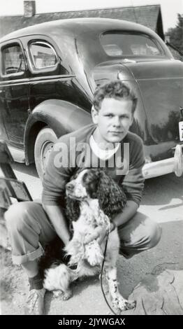 1940s ragazzo con cane e macchina, ragazzo classico con cane, adolescente, ragazzo teen, Cocker Spaniel Foto Stock