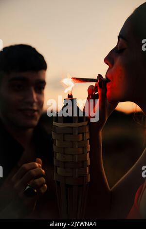 Giovane coppia innamorata di fumare una marijuana comune insieme Foto Stock