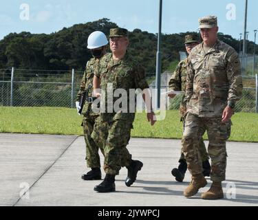 Amami, Giappone. 08th Set, 2022. Il generale Yoshihide Yoshida, capo del personale giapponese della forza di autodifesa di terra e il generale Charles A. Flynn, esercito degli Stati Uniti Pacific ispezione generale al campo Amami nell'isola di Amami Oshima, prefettura di Kagoshima, Giappone Giovedi, 8 settembre 2022. Foto di Keizo Mori/UPI Credit: UPI/Alamy Live News Foto Stock