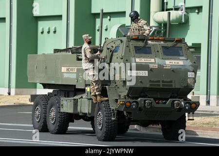 Amami, Giappone. 08th Set, 2022. HIMARS (High Mobility Artillery Rocket System) dell'Esercito degli Stati Uniti sono visti prendere parte all'esercizio militare USA-Giappone 'Orient Shield 2022' a Camp Amami nell'Isola di Amami Oshima, nella Prefettura di Kagoshima, Giappone Giovedi', 8 Settembre 2022. Foto di Keizo Mori/UPI Credit: UPI/Alamy Live News Foto Stock