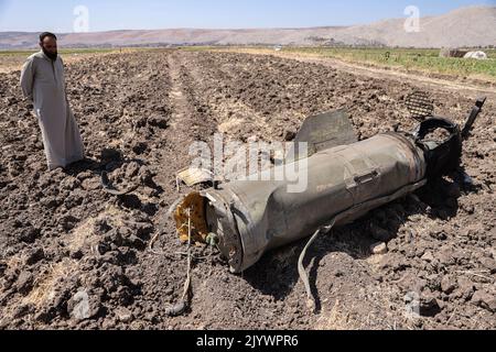 Hafsarjah, Siria. 08th Set, 2022. Un uomo ispeziona i resti di un missile a grappolo dopo un raid aereo russo nella campagna occidentale del Governatorato di Idlib. Almeno sette persone sono state uccise e altri 15 feriti negli scioperi che hanno colpito una cava di pietra e una casa, un gruppo di monitoraggio ha riferito. Credit: ANAS Alkharboutli/dpa/Alamy Live News Foto Stock