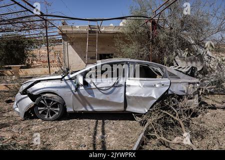 Hafsarjah, Siria. 08th Set, 2022. Una visione generale di un'auto che è stata danneggiata a seguito di un raid aereo russo nel villaggio di Hafsarjah nella campagna occidentale del Governatorato dell'Idlib. Almeno sette persone sono state uccise e altri 15 feriti negli scioperi che hanno colpito una cava di pietra e una casa, un gruppo di monitoraggio ha riferito. Credit: ANAS Alkharboutli/dpa/Alamy Live News Foto Stock