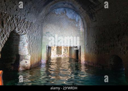 Tour in kayak a Napoli - palazzo degli spiriti, marechiaro Foto Stock