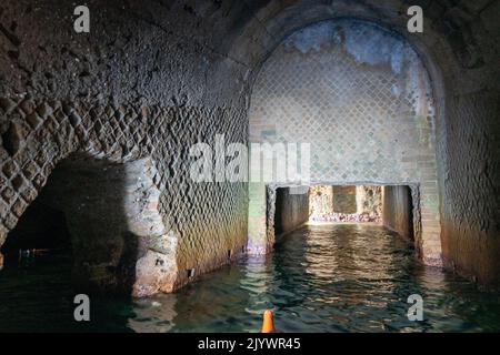 Tour in kayak a Napoli - palazzo degli spiriti, marechiaro Foto Stock