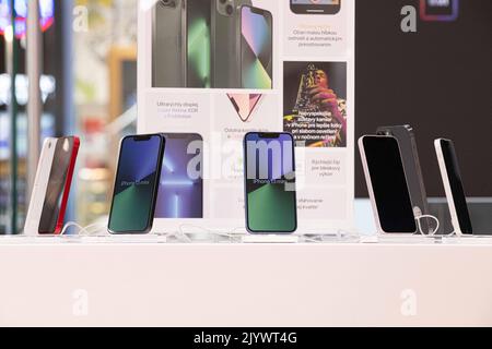 La linea iPhone 13 di Apple è in mostra all'interno di un negozio di elettronica a Bratislava. Apple ha annunciato durante la presentazione del nuovo iPhone 14, che il nuovo modello di iPhone non sarà più costoso del loro modello precedente e iPhone 11 e 12 modelli non saranno più venduti Foto Stock