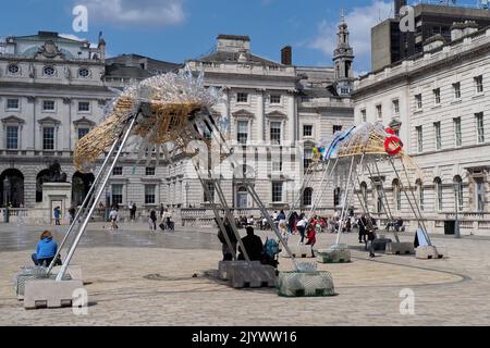 The Arks of Gimokudan dell'artista filippino Leeroy New per segnare il giorno della Terra 2022, Somerset House Courtyard, Londra, Inghilterra, Regno Unito Foto Stock