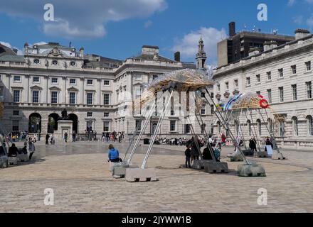 The Arks of Gimokudan dell'artista filippino Leeroy New per segnare il giorno della Terra 2022, Somerset House Courtyard, Londra, Inghilterra, Regno Unito Foto Stock