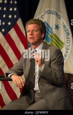 Welcome Back Town Hall Meeting, on Impact of October 1-16, 2013 chiusura del governo federale, con il Segretario Shaun Donovan e il Vice Segretario Maurice Jones presiedere, e con trasmissione dal Presidente Barack Obama. Foto Stock