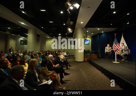 Welcome Back Town Hall Meeting, on Impact of October 1-16, 2013 chiusura del governo federale, con il Segretario Shaun Donovan e il Vice Segretario Maurice Jones presiedere, e con trasmissione dal Presidente Barack Obama. Foto Stock