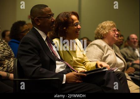 Welcome Back Town Hall Meeting, on Impact of October 1-16, 2013 chiusura del governo federale, con il Segretario Shaun Donovan e il Vice Segretario Maurice Jones presiedere, e con trasmissione dal Presidente Barack Obama. Foto Stock