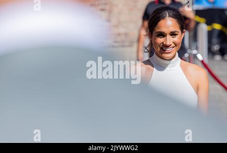 Duesseldorf, Germania. 06th Set, 2022. Il principe britannico Harry (non raffigurato), duca di Sussex, e sua moglie Meghan, duchessa di Sussex, emergono dal municipio, con Meghan sorridente brillantemente. Credit: Rolf Vennenbernd/dpa/Alamy Live News Foto Stock