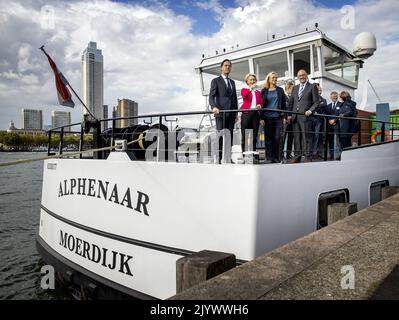 2022-09-08 17:26:41:19 ROTTERDAM - il primo ministro Mark Rutte, il ministro Sigrid Kaag (Finanze) e il sindaco Ahmed Aboutaleb stanno visitando l'autorità del porto di Rotterdam con il presidente della Commissione europea Ursula von der Leyen. La visita è stata dominata dal piano olandese di ripresa e resilienza (HVP), che il gabinetto ha presentato alla Commissione europea. ANP KOEN VAN WEEL netherlands out - belgium out Foto Stock