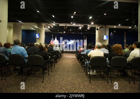 Welcome Back Town Hall Meeting, on Impact of October 1-16, 2013 chiusura del governo federale, con il Segretario Shaun Donovan e il Vice Segretario Maurice Jones presiedere, e con trasmissione dal Presidente Barack Obama. Foto Stock