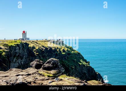 Faro di Dyrhólaey sull'isola d'Islanda in Europa. Popolare attrazione turistica. Foto Stock