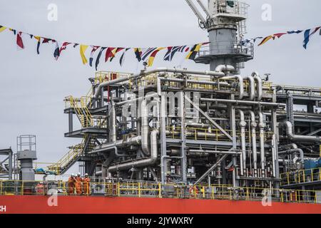 2022-09-08 17:48:11:19 EEMSHAVEN - due FSRU (Floating Storage Regasification Unit) sono nel bacino del nuovo EemsEnergyTerminal. Per essere meno dipendente dal gas russo, il terminale convertirà il gas naturale liquefatto in gas naturale, dopo di che potrà essere immesso nella rete nazionale di gas naturale. ANP SIESE VEENSTRA olanda fuori - belgio fuori Foto Stock