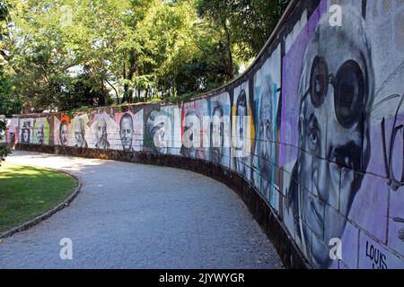 Famosi monumenti storici, Opatija, famoso parco pubblico Angiolina, il muro con murales di personaggi famosi, la costa adriatica, la baia del Quarnero, Croazia Foto Stock