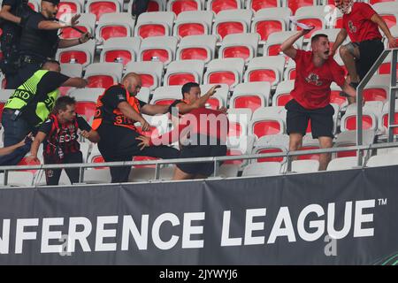 Nizza, Francia. 08th Set, 2022. Calcio: UEFA Europa Conference League, OGC Nice - 1. FC Köln, Gruppo D, Giornata 1 allo stadio Allianz Riviera. Gli steward intraprendono l'azione contro i ventilatori nei supporti. Credit: dpa/Alamy Live News Foto Stock