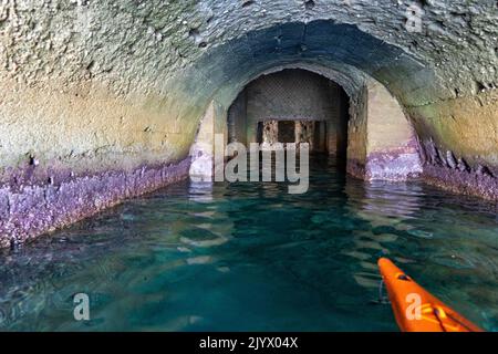 Tour in kayak a Napoli - palazzo degli spiriti, marechiaro Foto Stock