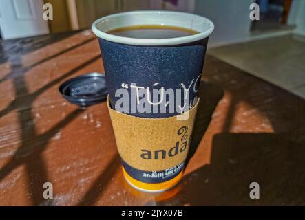 Playa del Carmen Messico 10. Agosto 2021 caffè per andare tazza di caffè nero marca andatti dal Messico su sfondo di legno in cucina pulita. Foto Stock