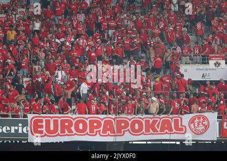 Nizza, Francia. 08th Set, 2022. Calcio: UEFA Europa Conference League, OGC Nice - 1. FC Köln, Gruppo D, Giornata 1 allo stadio Allianz Riviera. I fan di Colonia sono nel blocco dei visitatori. Credit: dpa/Alamy Live News Foto Stock