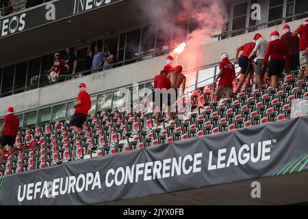 Nizza, Francia. 08th Set, 2022. Calcio: UEFA Europa Conference League, OGC Nice - 1. FC Köln, Gruppo D, Giornata 1 allo stadio Allianz Riviera. I fan corrono su uno stand con pirotecnica. Credit: dpa/Alamy Live News Foto Stock