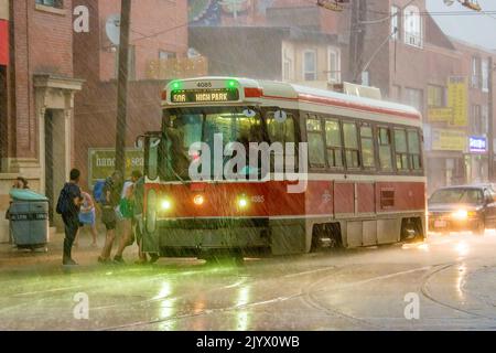 Old vintage Bombardier Streetcars servire Toronto sotto la pioggia. Al giorno d'oggi, questi tram obsoleti non sono in esecuzione nei giorni invernali gravi a causa della tecnologia Foto Stock