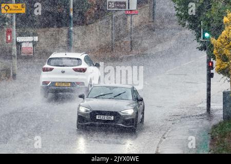 Chippenham, Regno Unito, 8th settembre 2022. Gli autisti sono raffigurati sfidando una pioggia molto pesante a Chippenham mentre le docce si fanno strada attraverso l'Inghilterra meridionale. Credit: Lynchpics/Alamy Live News Foto Stock