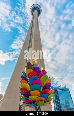 Fiamma panamericana nel calderone alla base della CN Tower, luglio 2015 Foto Stock