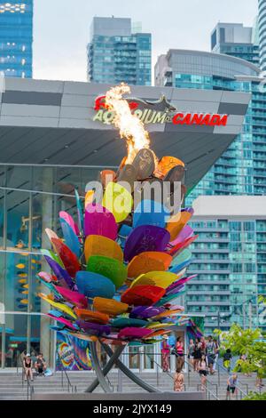 Fiamma panamericana nel calderone alla base della CN Tower, luglio 2015 Foto Stock