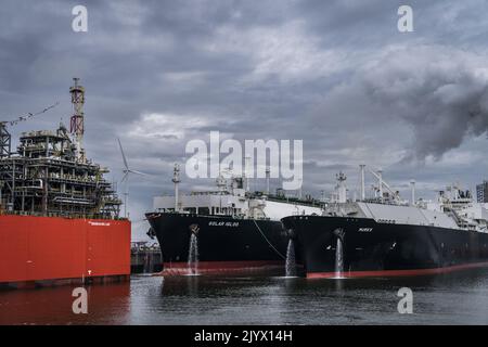 2022-09-08 17:45:15:19 EEMSHAVEN - due FSRU (Floating Storage Regasification Unit) sono nel bacino del nuovo EemsEnergyTerminal. Per essere meno dipendente dal gas russo, il terminale convertirà il gas naturale liquefatto in gas naturale, dopo di che potrà essere immesso nella rete nazionale di gas naturale. ANP SIESE VEENSTRA olanda fuori - belgio fuori Foto Stock