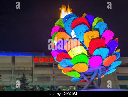 Fiamma panamericana nel calderone alla base della CN Tower, luglio 2015 Foto Stock