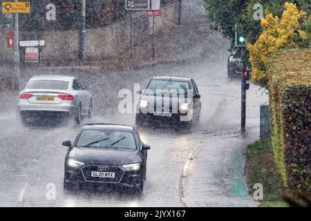 Chippenham, Regno Unito, 8th settembre 2022. Gli autisti sono raffigurati sfidando una pioggia molto pesante a Chippenham mentre le docce si fanno strada attraverso l'Inghilterra meridionale. Credit: Lynchpics/Alamy Live News Foto Stock