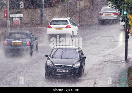 Chippenham, Regno Unito, 8th settembre 2022. Gli autisti sono raffigurati sfidando una pioggia molto pesante a Chippenham mentre le docce si fanno strada attraverso l'Inghilterra meridionale. Credit: Lynchpics/Alamy Live News Foto Stock