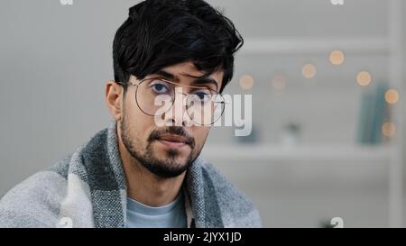 Ritratto malato arabo ispanico bearded malato uomo che soffre di allergia stagionale sintomi del virus respiratorio malessere sensazione naso che cola applica spray nasale Foto Stock