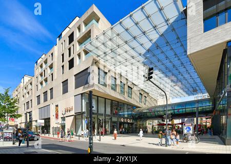 Mannheim, Germania - 2022 settembre: Ingresso del grande centro commerciale moderno chiamato 'Q6 Q7' con persone nel centro della città Foto Stock
