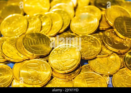 Monete e banconote in euro risparmiate su sfondo blu in Bremerhaven Germania. Foto Stock
