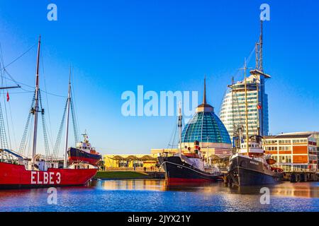 Bremerhaven Germania 16. Gennaio 2011 paesaggio urbano e panorama della costa DI ATLANTIC Hotel Sail City faro architettura navi barche dike e paesaggio o Foto Stock