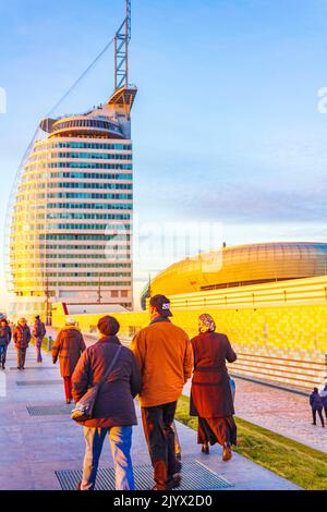 Bremerhaven Germania 16. Gennaio 2011 paesaggio urbano e panorama della costa DI ATLANTIC Hotel Sail City faro architettura navi barche dike e paesaggio o Foto Stock