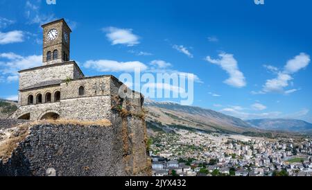 Vista dalle mura del Castello di Gjirokastra che si affaccia sulla città, Gjirokastra (Gjirokaster), Albania Foto Stock
