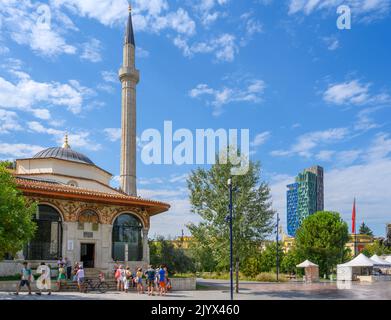 Moschea et'Hem Bej con la torre 4-ever dietro, Piazza Skanderbeg (Sheshi Skënderbej), Tirana, Albania Foto Stock