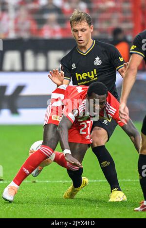 Sheraldo Becker di Berlino e Senne Lynen di Union combattono per la palla durante una partita tra il FC Union Berlin e la squadra di calcio belga Royale Union Saint-Gilloise, giovedì 08 settembre 2022 a Berlino, la prima partita su sei nella fase di gruppo del concorso UEFA Europa League. FOTO DI BELGA LAURIE DIEFFEMBACQ Foto Stock