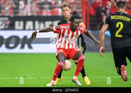 La Senne Lynen di Union e la Sheraldo Becker di Berlino combattono per la palla durante una partita tra il FC Union Berlin e la squadra di calcio belga Royale Union Saint-Gilloise, giovedì 08 settembre 2022 a Berlino, la prima partita su sei nella fase di gruppo del concorso UEFA Europa League. FOTO DI BELGA LAURIE DIEFFEMBACQ Foto Stock