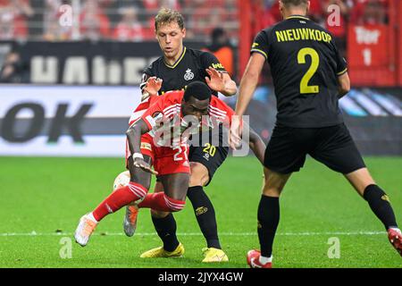 La Senne Lynen di Union e la Sheraldo Becker di Berlino combattono per la palla durante una partita tra il FC Union Berlin e la squadra di calcio belga Royale Union Saint-Gilloise, giovedì 08 settembre 2022 a Berlino, la prima partita su sei nella fase di gruppo del concorso UEFA Europa League. FOTO DI BELGA LAURIE DIEFFEMBACQ Foto Stock