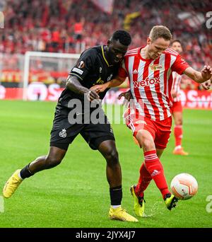 Victor Boniface di Union e Paul Jaeckel di Berlino combattono per la palla durante una partita tra il FC Union Berlin e la squadra di calcio belga Royale Union Saint-Gilloise, giovedì 08 settembre 2022 a Berlino, la prima partita su sei nella fase di gruppo del concorso UEFA Europa League. FOTO DI BELGA LAURIE DIEFFEMBACQ Foto Stock