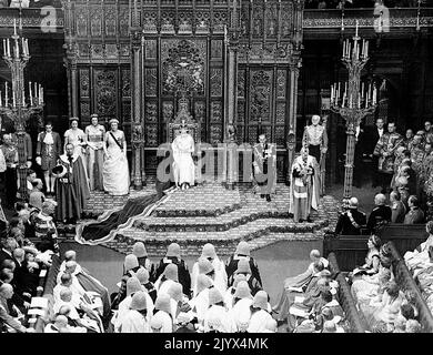 Foto del file datata 28/10/1958 della prima volta nella storia il Sovrano, la Regina Elisabetta II, viene fotografato leggendo il discorso della Regina dal Trono nella Camera dei Signori all'apertura di Stato del Parlamento. La regina morì pacificamente a Balmoral questo pomeriggio, Buckingham Palace ha annunciato. Data di emissione: Giovedì 8 settembre 2022. Foto Stock