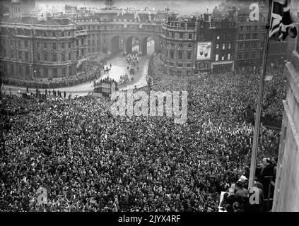 File foto datata 20/11/1947 di folle in Trafalgar Square come una delle processioni reali si arriva attraverso l'Admirality Arch sulla strada per l'Abbazia di Westminster per il matrimonio della principessa Elisabetta (successivamente Regina Elisabetta II) e Lt Philip Mountbatten. La regina morì pacificamente a Balmoral questo pomeriggio, Buckingham Palace ha annunciato. Data di emissione: Giovedì 8 settembre 2022. Foto Stock